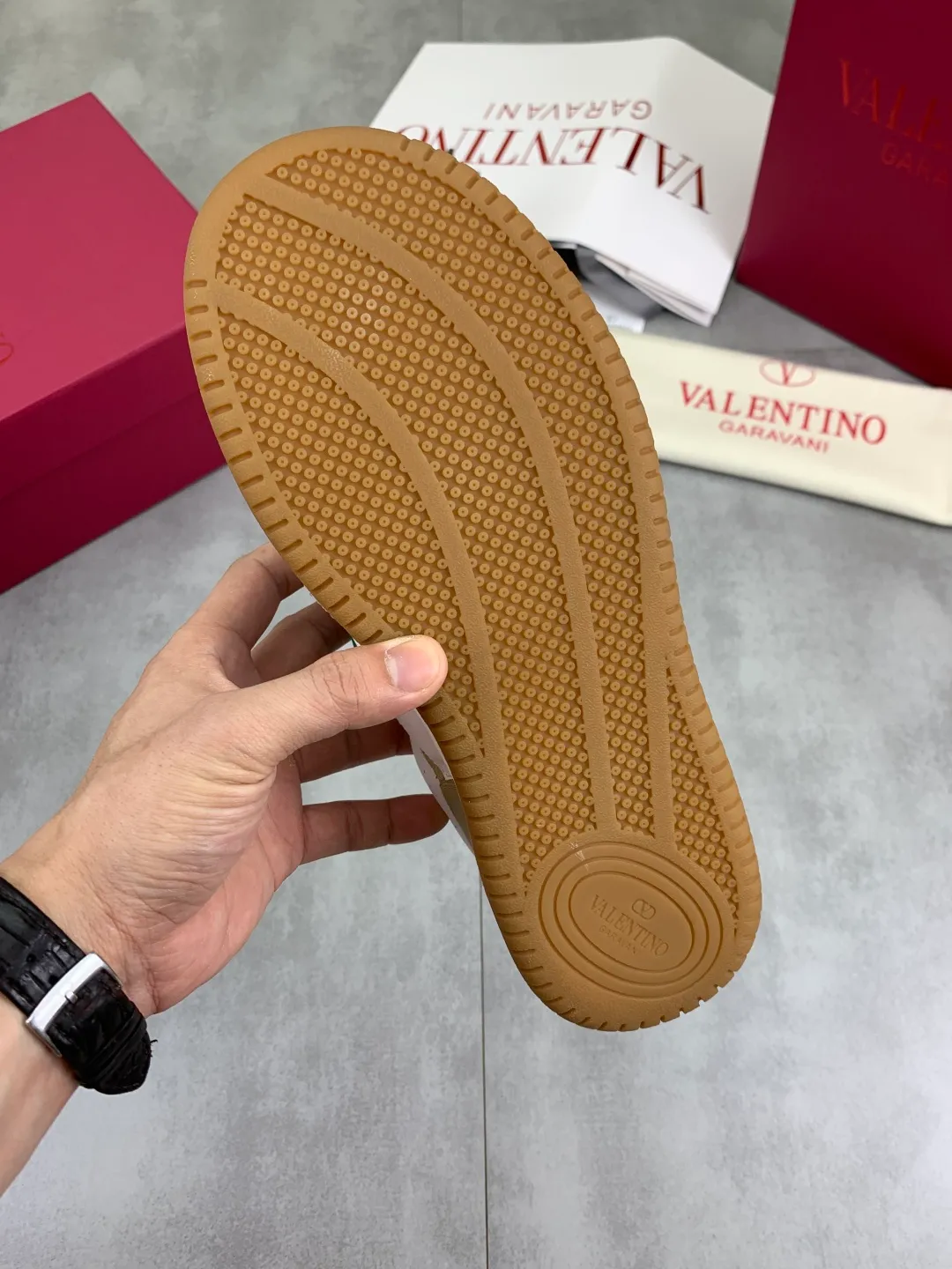 Men's men's shoes 💰P640 new style latest Valentino Valentino V family new casual young fashion trend sports shoes full of vitality, no age limit, very light and comfortable on the foot, packaging, original purchase and development, production, various color combinations are eye-catching, activate the charming sunny boy, the shoe design combines coolness with daily style, full of street feeling, multi-color options!   Fabric: original material splicing/first-layer cowhide Lining: imported cowhide/original logo sweat-absorbent and breathable foot pad Outsole: TPU foam lightweight material outsole Brand injection insole Code number: 38-46 Full set of packaging Color: 3️⃣ colors available